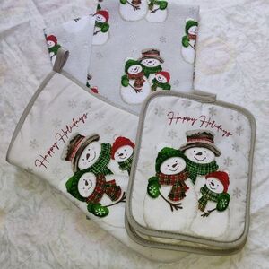 NWOT Festive Snowman Holiday Towel And Pot Holder Set - White and Green